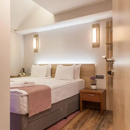 Hotel Hugo Warna