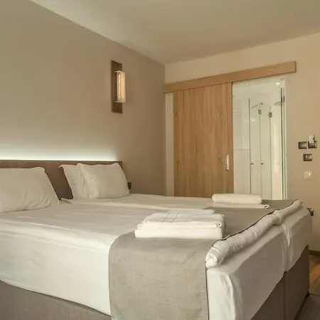 Hugo Hotel Warna